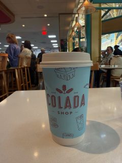 Por fin hay un Colada Shop en el aeropuerto National. Así que puedo pedir lo de siempre: café con leche de avena, medio dulce. ¡Qué buena es la vida esta mañana!
